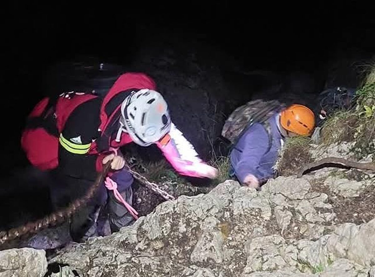 Turiști maghiari, salvați de salvamontiști de pe un traseu periculos din Munții Bucegi