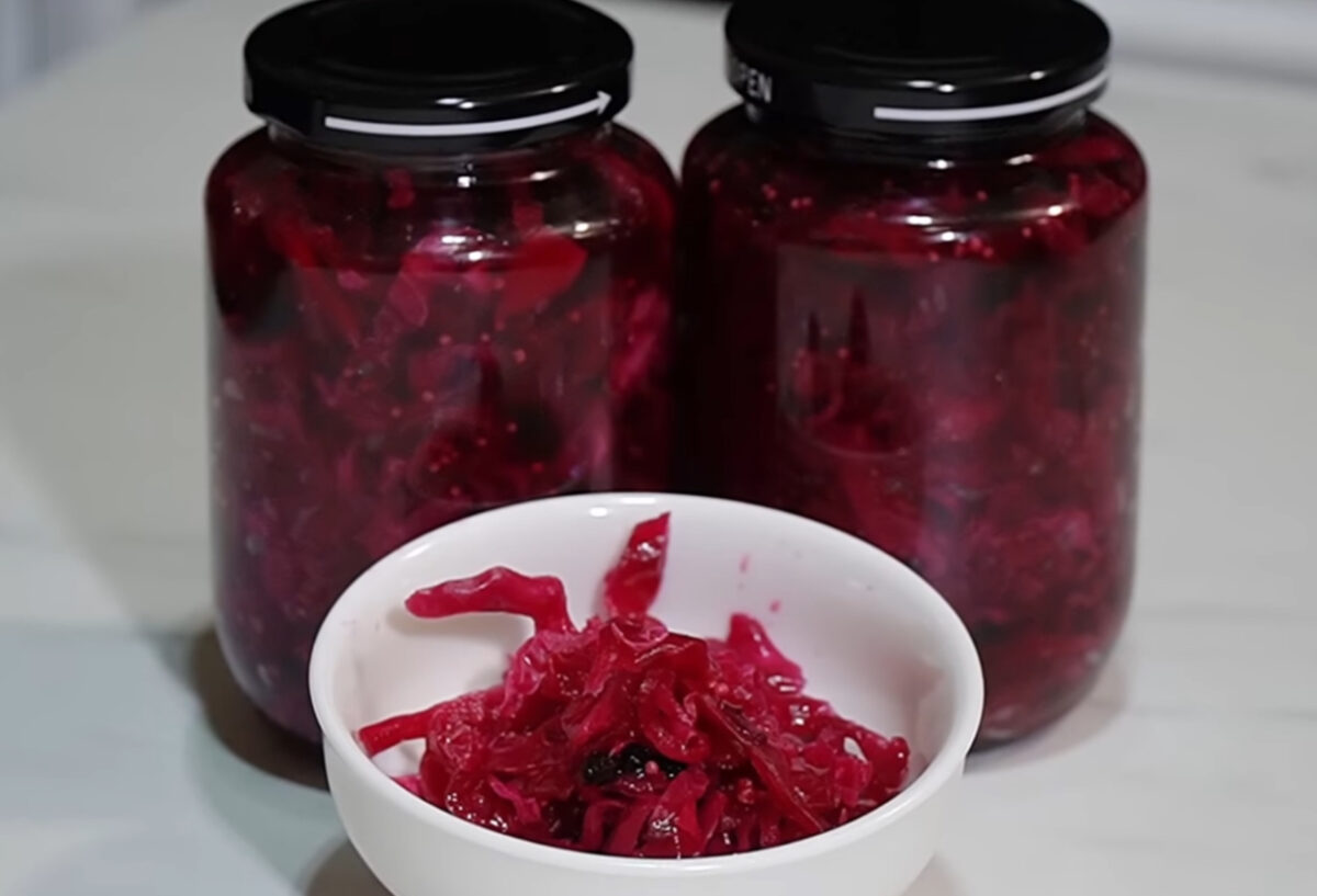 Salata de varză roșie la borcan. Ingredientul care o păstrează crocantă toată iarna