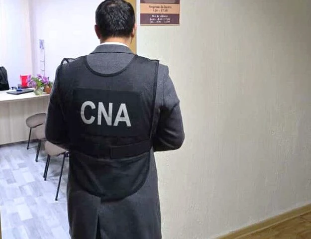 Percheziții în școli și grădinițe. Nouă persoane vizate într-un dosar privind trucarea achizițiilor publice