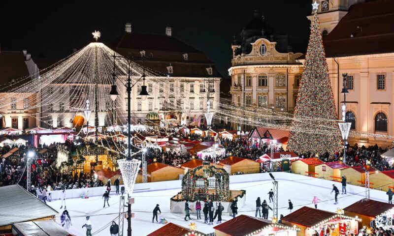 Târgurile de Crăciun din Sibiu și Craiova s-au deschis. Mii de oameni au asistat la aprinderea iluminatului festiv