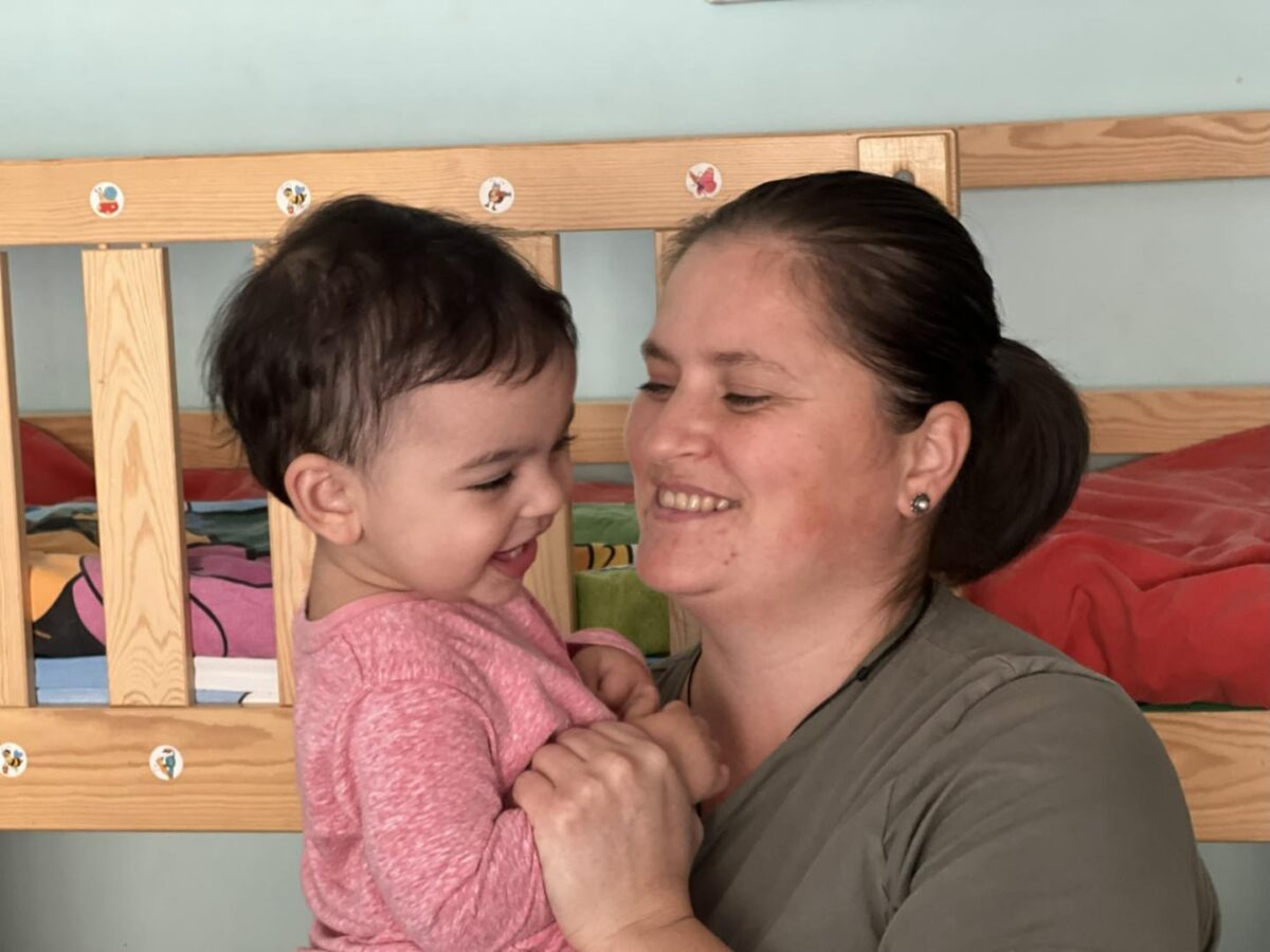 O fetiță abandonată în maternitate, adoptată de o familie din Sibiu cu cinci copii: Trebuie să vrei să-l vezi pe cel aflat în nevoie