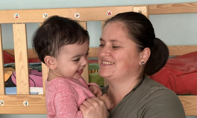 O fetiță abandonată în maternitate, adoptată de o familie din Sibiu cu cinci copii: Trebuie să vrei să-l vezi pe cel aflat în nevoie