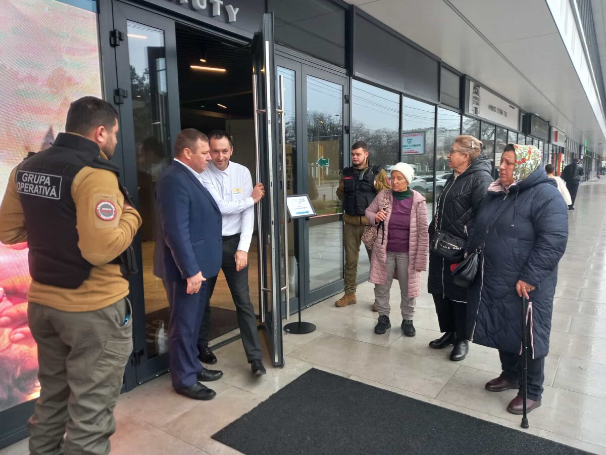 Patru agenţi de securitate păzesc trei femei