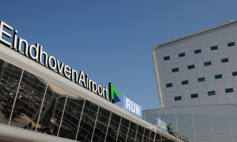 Traficul aerian la aeroportul din Eindhoven, suspendat după ce mai multe drone au survolat zona