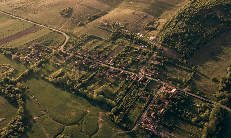 Bijuteria uitată a Banatului. Satul șvabilor, cu ferestre „bârfitoare”, readus la viață de noii gospodari