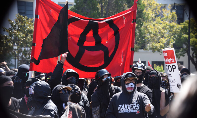 10 milioane de dolari pentru informații despre rețelele Antifa. SUA schimbă regulile jocului