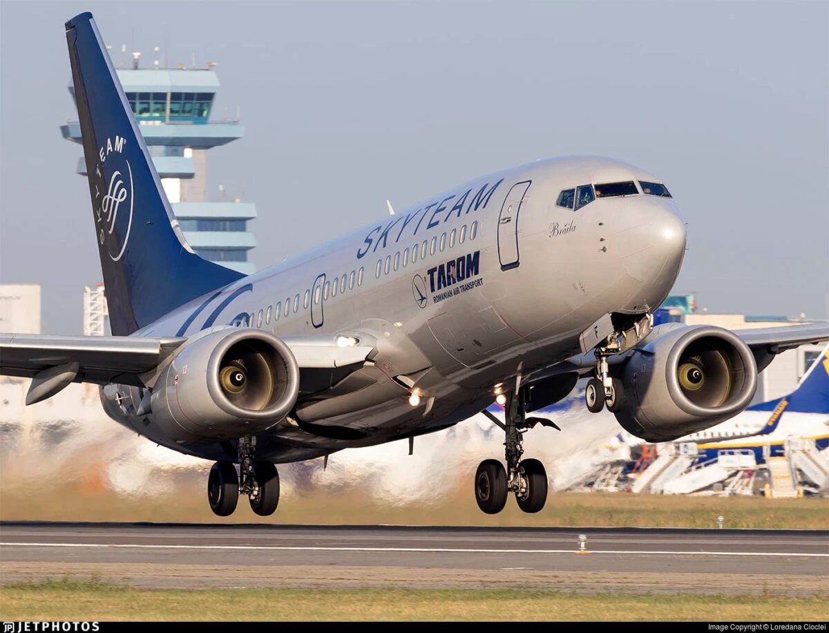Avion al companiei romanesti Tarom aterizand