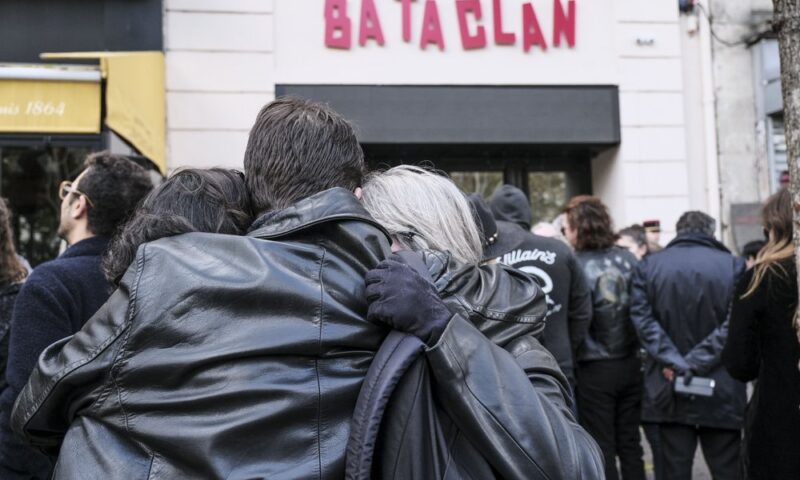 Franța comemorează un deceniu de la atentatele din 13 noiembrie. Momentul a redefinit Franța