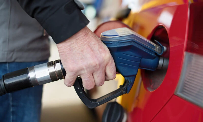 Carburanții continuă să se scumpească. Noile prețuri la benzină și motorină