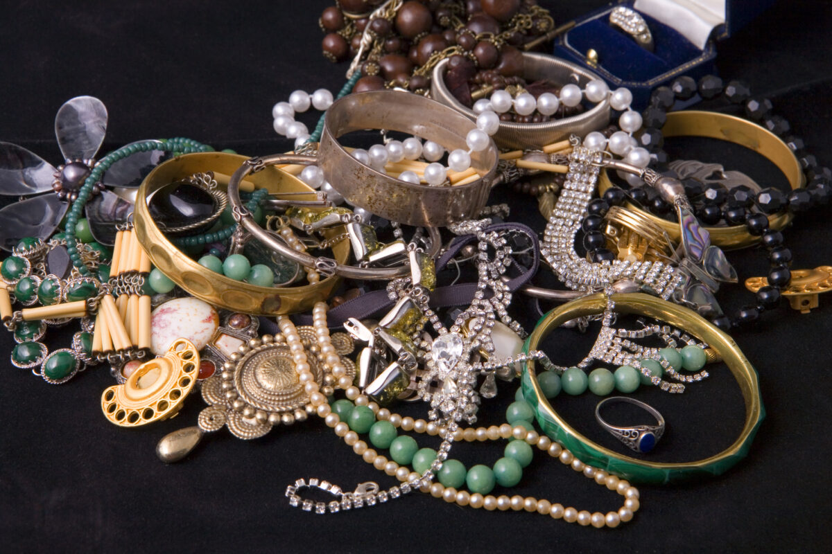 Un singur accesoriu îți poate transforma ținuta de Revelion. Trendul care schimbă tot