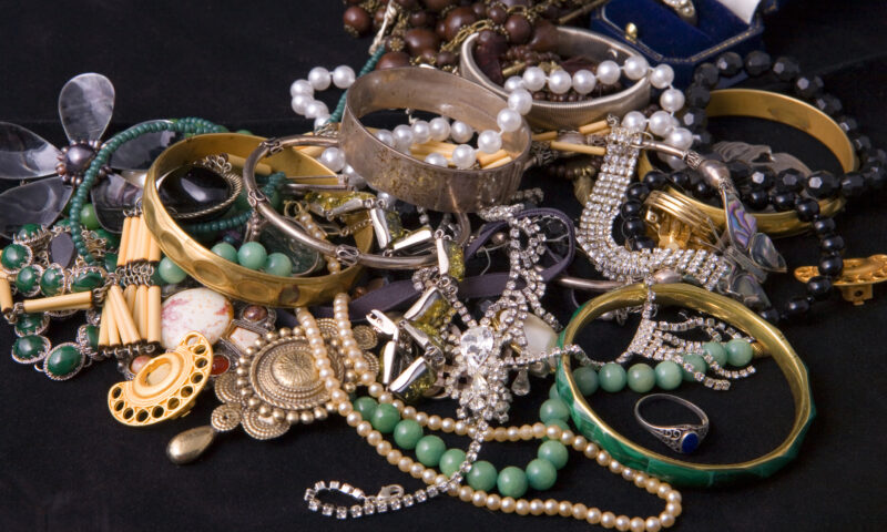 Un singur accesoriu îți poate transforma ținuta de Revelion. Trendul care schimbă tot