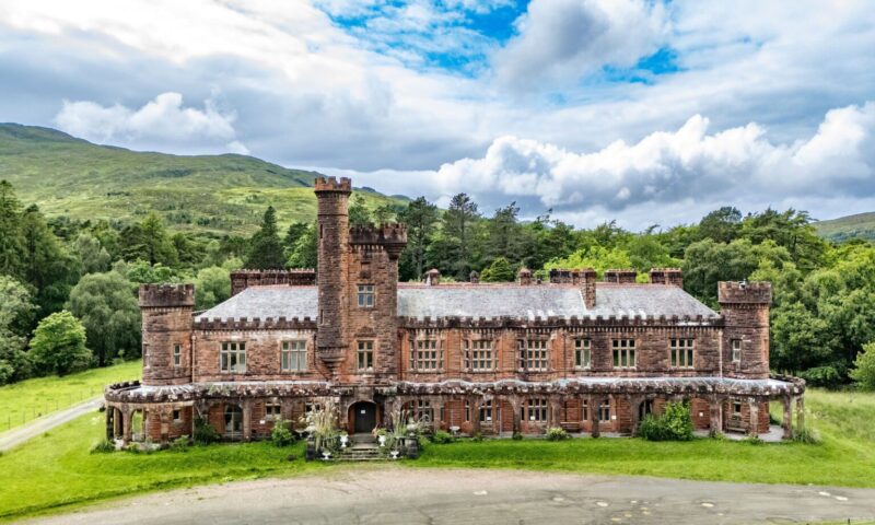 Castel luxos din Scoția, scos la vânzare la preț de vilă