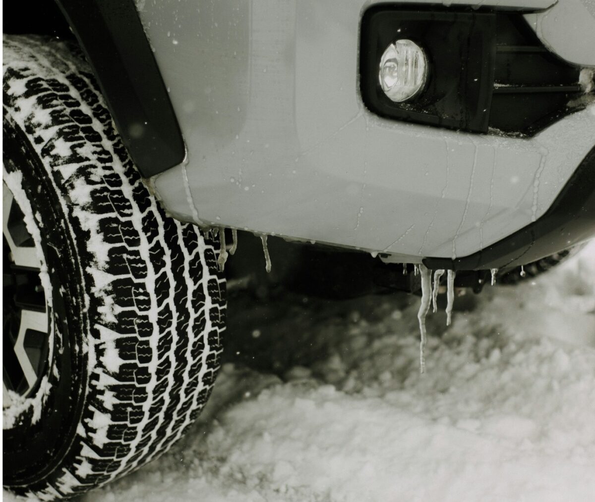 Diferența dintre cauciucurile all-season și cele de iarnă. Alegerea influențează siguranța la volan