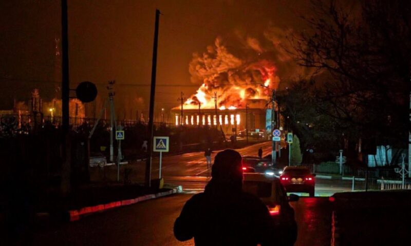 Atac nocturn în Korocia. Foc la un centru comercial și pagube în mai multe locuințe