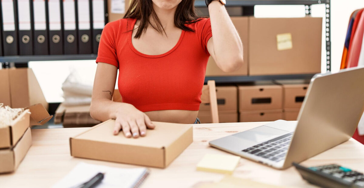 Comercianţii care refuză clienților înlocuirea produselor defecte, amendați. Nicuşor Dan a promulgat legea