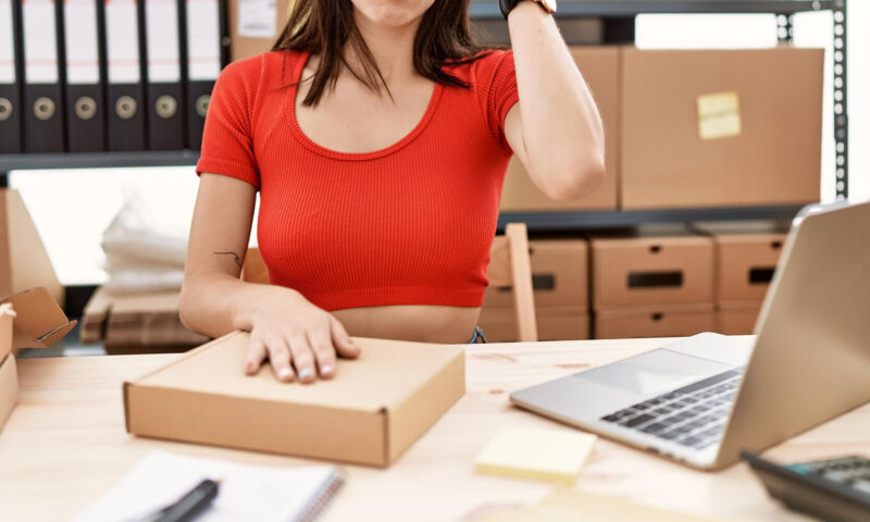 Comercianţii care refuză clienților înlocuirea produselor defecte, amendați. Nicuşor Dan a promulgat legea