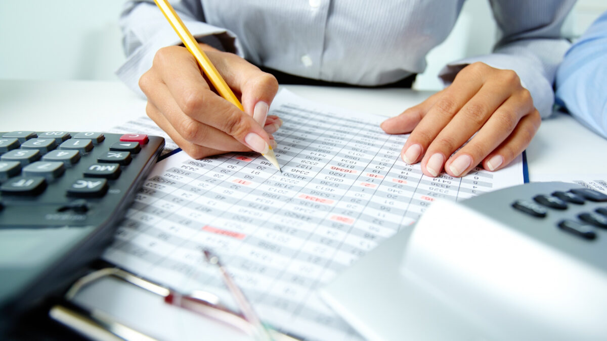 Cum te poți trezi cu conturile blocate peste noapte. Greșeala care poate duce la executare silită