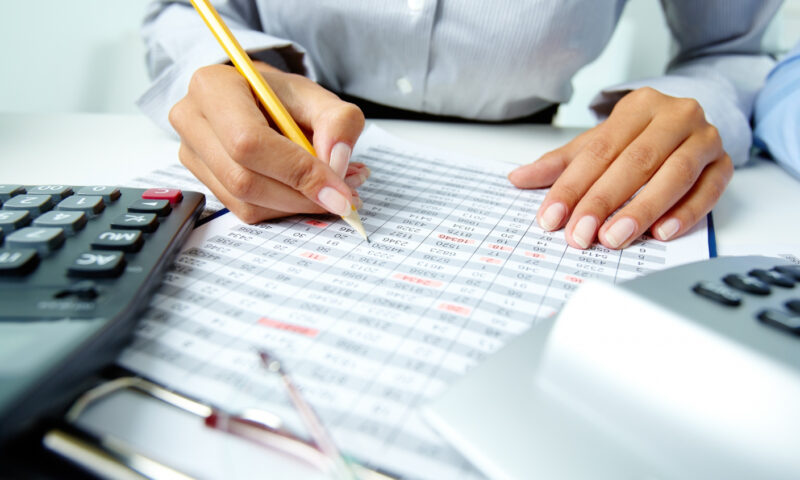 Cum te poți trezi cu conturile blocate peste noapte. Greșeala care poate duce la executare silită