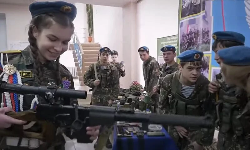 Școlile rusești, transformate în academii de război. Copiii învață să folosească grenade și puști automate