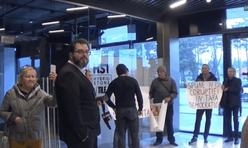 Conferinţă cu proteste la Chişinău. Au venit să le ceară socoteală administratorilor de insolvenţă. Video