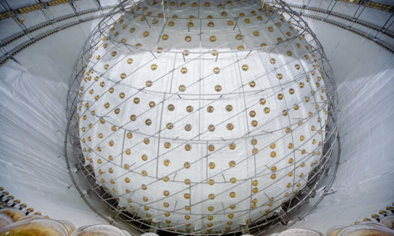 A fost activat cel mai mare detector de neutrini din lume