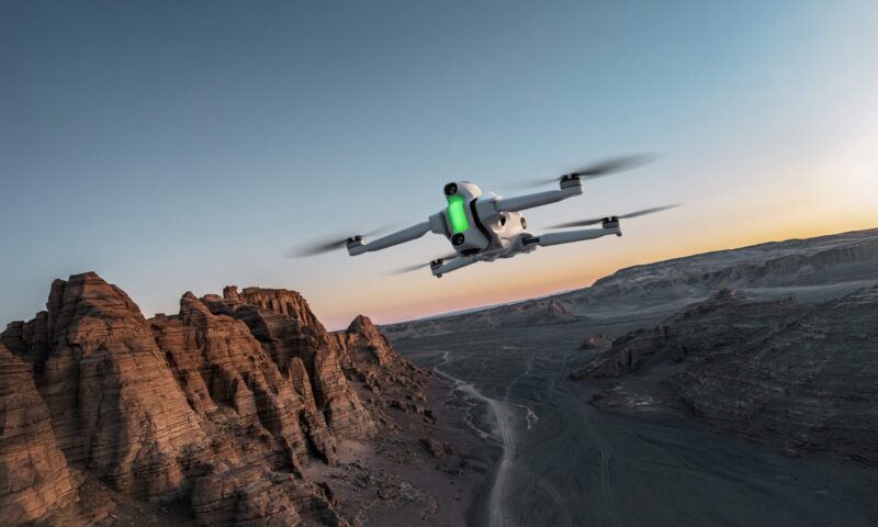 Scene SF transpuse în realitate. Un robot umanoid dirijează o dronă și stârnește teamă