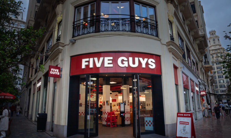 Burgerii halal și restaurantele fără alcool, semne ale islamizării subtile în Franța