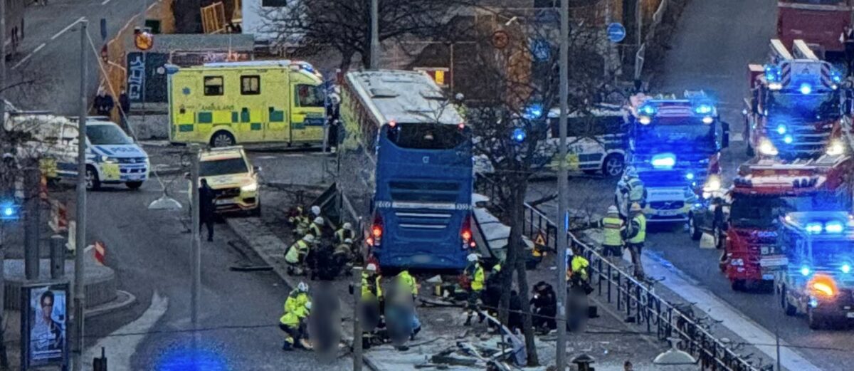 Un autobuz a intrat frontal într-o stație din Stockholm. Mai multe persoane au murit
