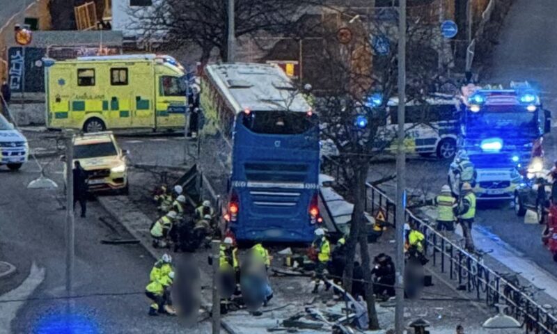 Un autobuz a intrat frontal într-o stație din Stockholm. Mai multe persoane au murit