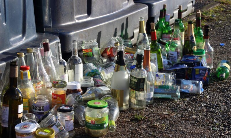 Minciunile ascunse în spatele sortării deșeurilor. Oamenii sunt puși la muncă și amendați, dar nu totul se poate recicla