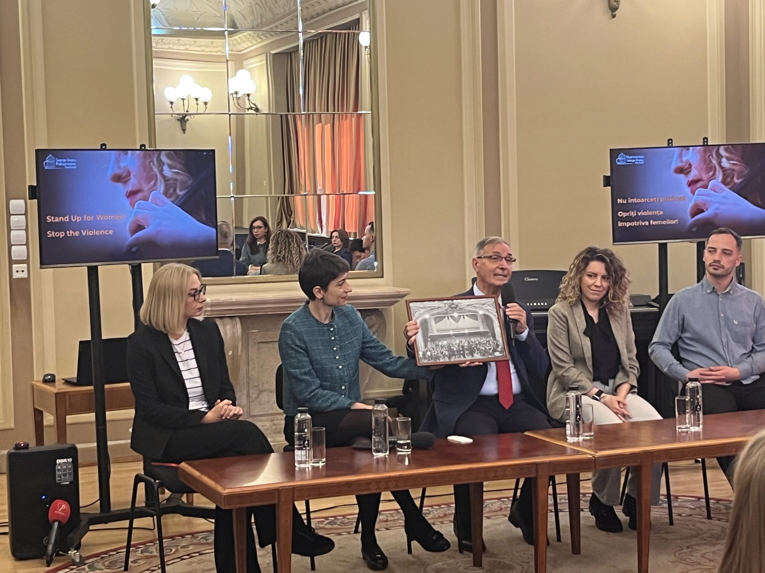 Marian Cazacu, directorul Filarmonicii „George Enescu” a prezentat în cadrul conferinței din 25 noiembrie o fotografie cu orchestra din anul 1978 când erau 12 femei înscrise (sursă foto: arhivă EVZ)