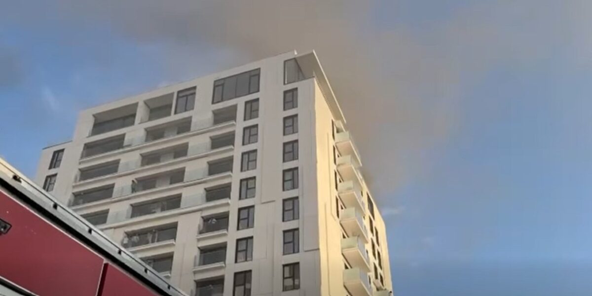 Incendiu puternic în Capitală. Peste 150 de oameni au fost evacuați