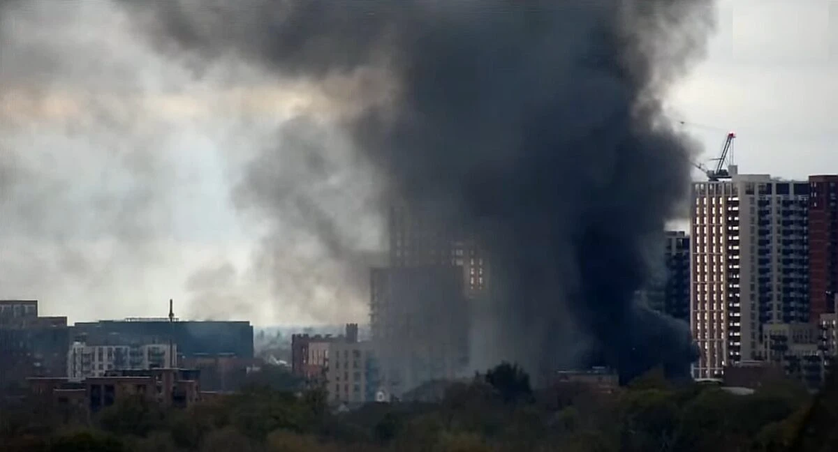 Explozii în serie la Londra. Imagini terifiante cu flăcările care mistuie tot