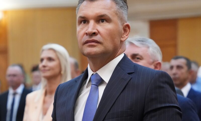 Ionuț Stroe: Riscăm să devenim unul din puţinele state din lume care bagă politica în vestiar