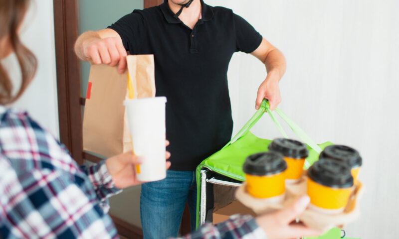 De la pizza la supermarket. Cum a crescut livrarea de mâncare în România urbană