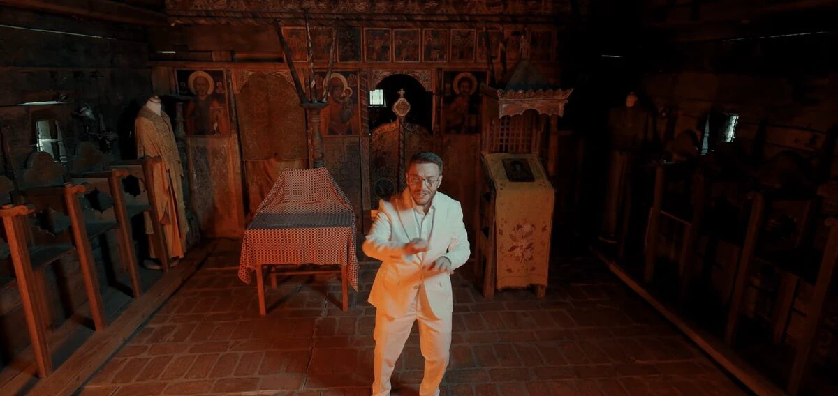 Manea filmată într-o biserică din Argeș:  Dă-mi o foaie și un pix, viață