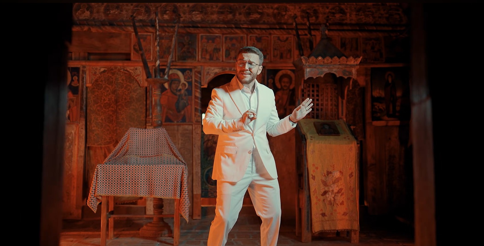 Manea filmată în biserică