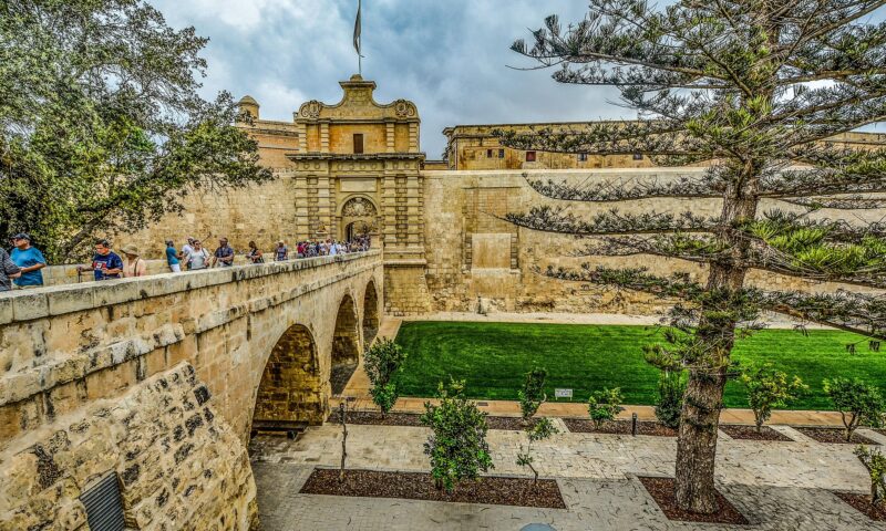 Legenda miresei fără cap care a făcut celebru un oraș minuscul din Europa. De ce vin turiștii în număr record