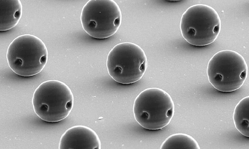 O invenție incredibilă: Nanoroboți care înoată în vasele sanguine pentru a livra medicamente