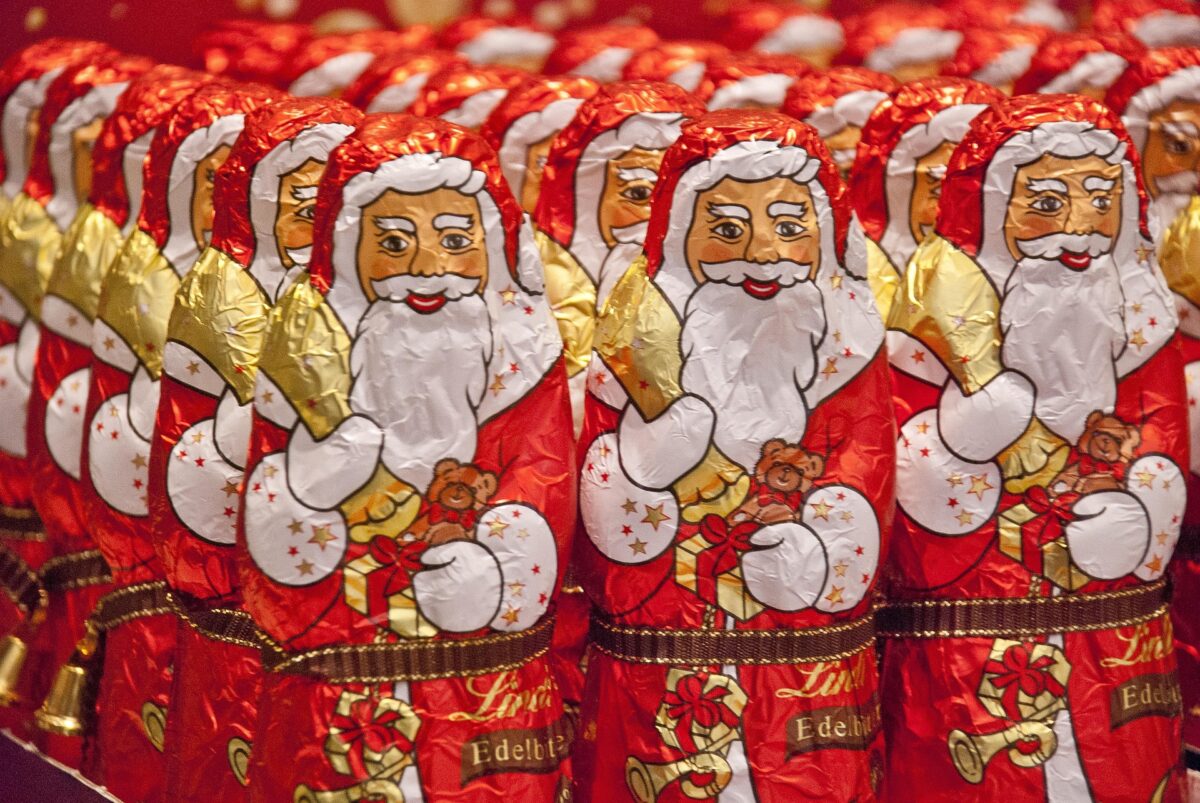 Cele mai ciudate tradiții de Crăciun din lume. Țara în care oamenii merg pe role la biserică și mănâncă la KFC