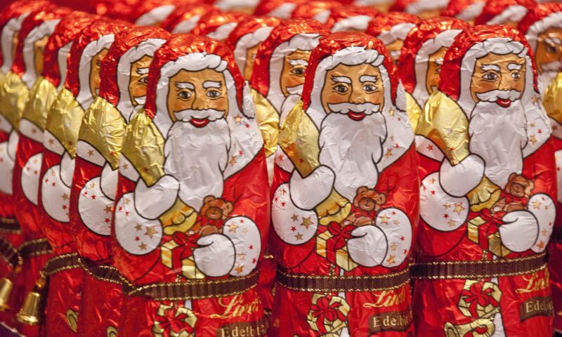 Cele mai ciudate tradiții de Crăciun din lume. Țara în care oamenii merg pe role la biserică și mănâncă la KFC