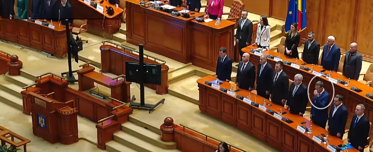 Moșteanu, moment de relaxare cu o cafea în timp ce se intona „Deșteaptă-te, române!” în Parlament