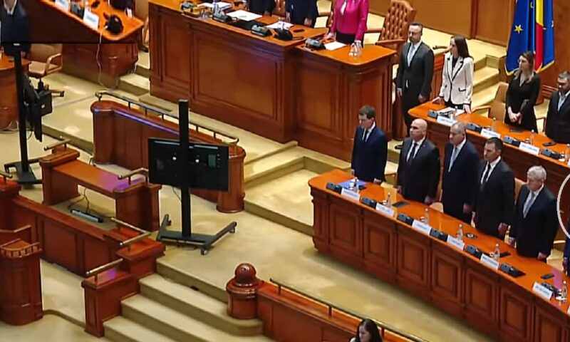 Moșteanu, moment de relaxare cu o cafea în timp ce se intona „Deșteaptă-te, române!” în Parlament