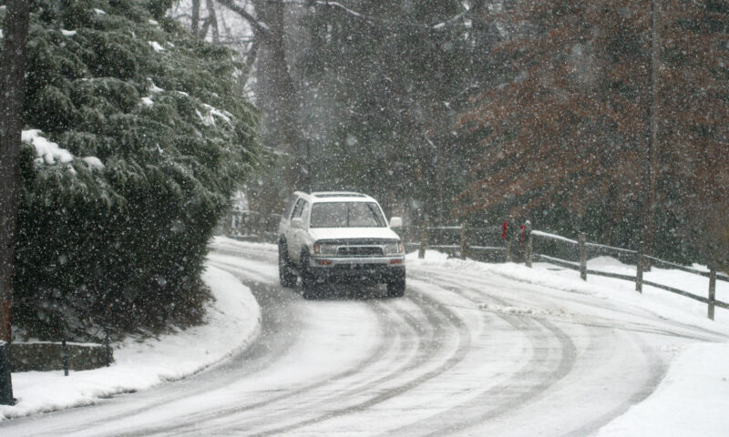 Iarnă grea pe șoselele din România. Polei, cozi interminabile și șoferi nemulțumiți