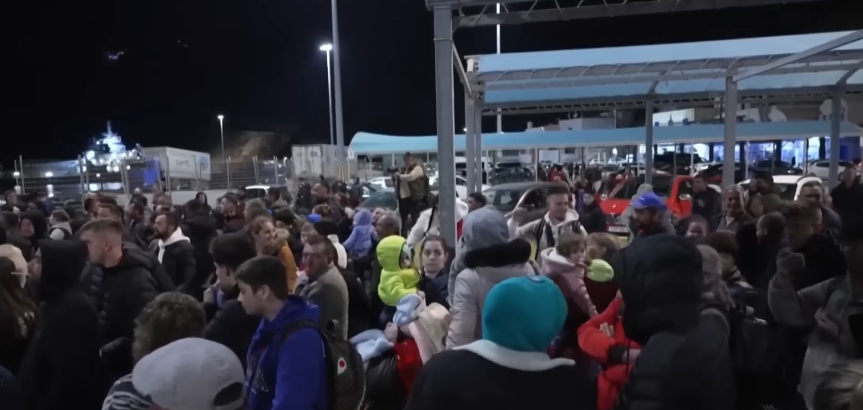 Oamenii care plecau din cauza cutremurelor din Grecia