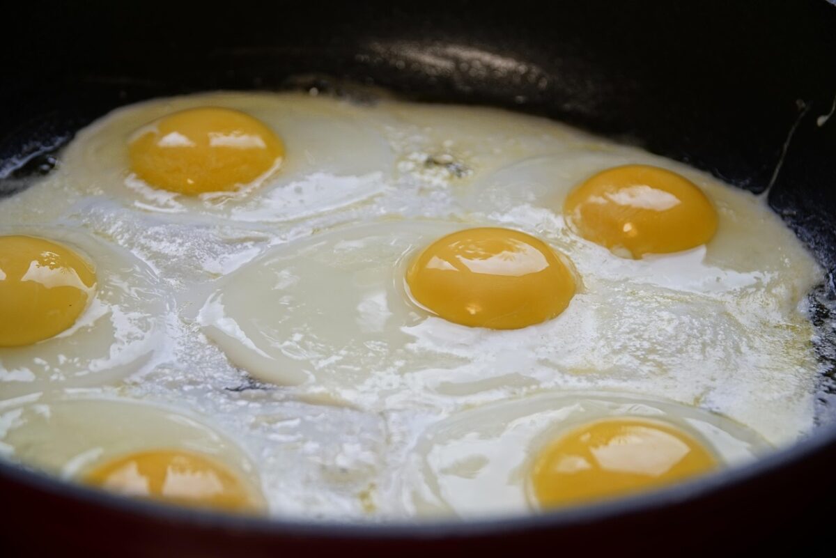 Cum să obții o textură moale la ouăle prăjite