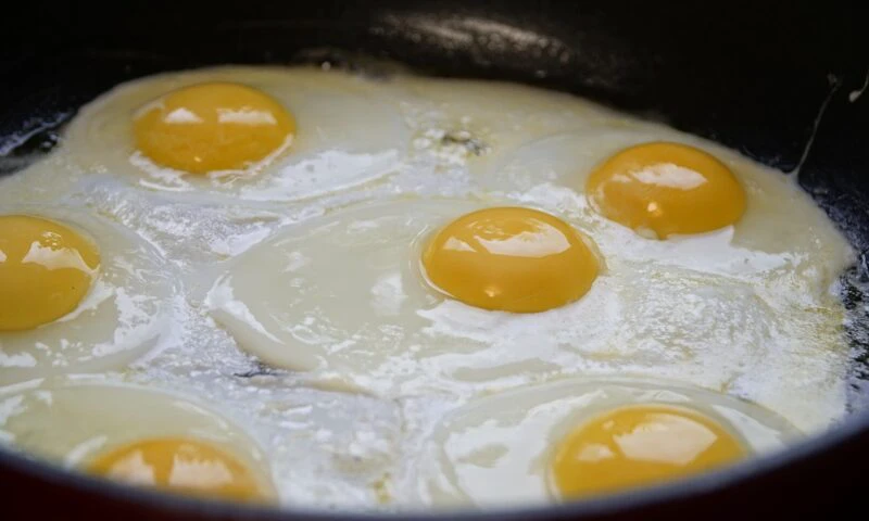 Cum să obții o textură moale la ouăle prăjite