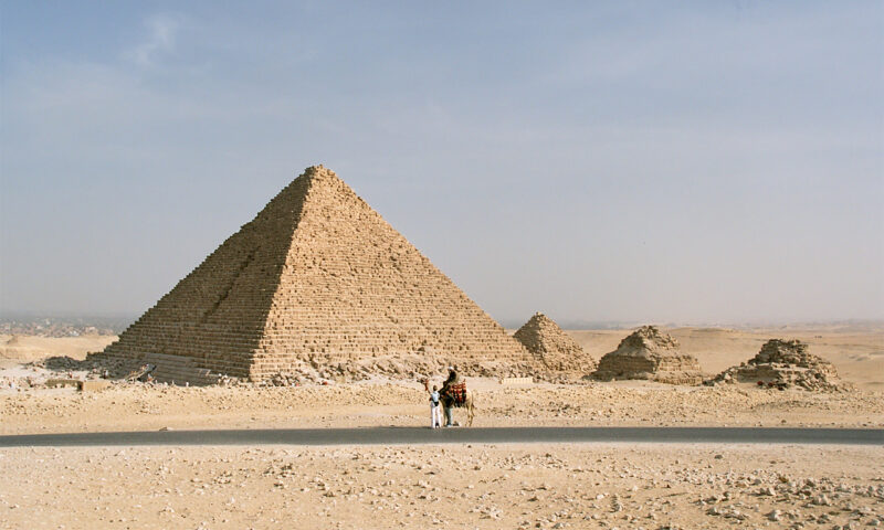 Piramida lui Menkaure ar putea ascunde camere secrete, spun arheologii