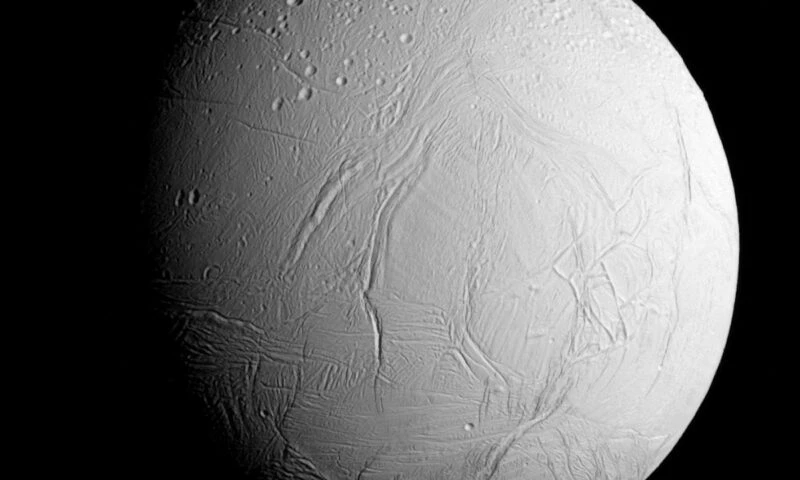 Enceladus, luna lui Saturn, e „caldă” la ambele capete. Descoperire importantă despre șansele de viață