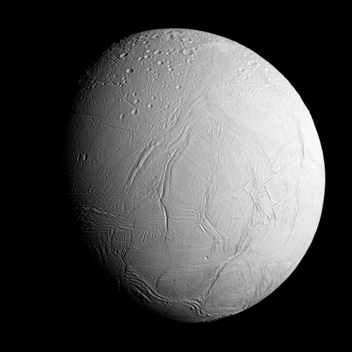 Enceladus, luna lui Saturn, e „caldă” la ambele capete. Descoperire importantă despre șansele de viață